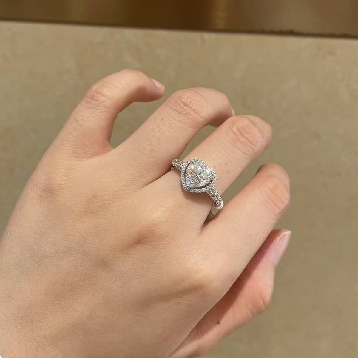 圆包心形钻女戒S925银镀白金定制选款主石莫桑钻2.0ct/副石高碳钻